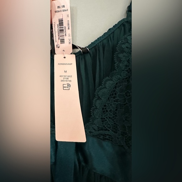 ✨NWT✨ Victoria's Secret: Chemise - Size Medium - Picture 8 of 9